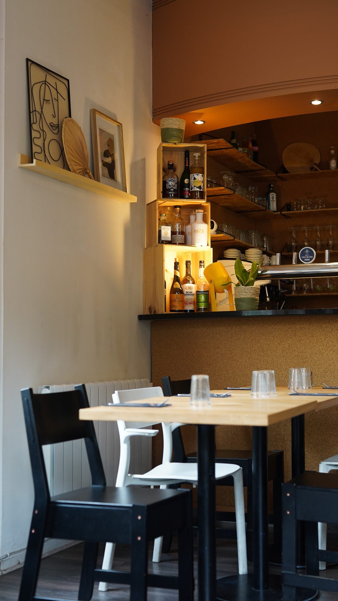 Le bar et la salle, tables en bois clair