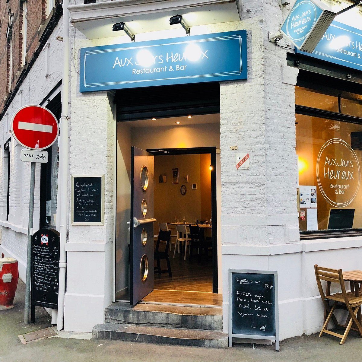 La devanture bleue du restaurant Aux Jours Heureux, au 130 avenue de la République