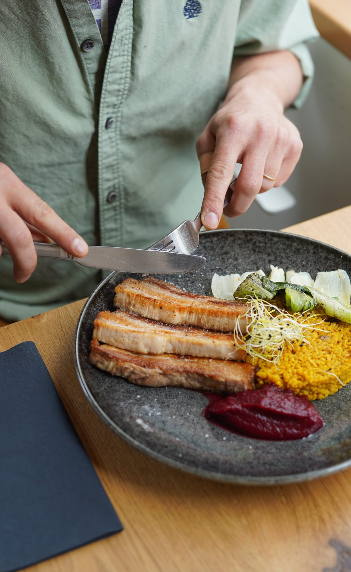 Poitrine de porc croustillante, boulgour aux épices et purée de betterave