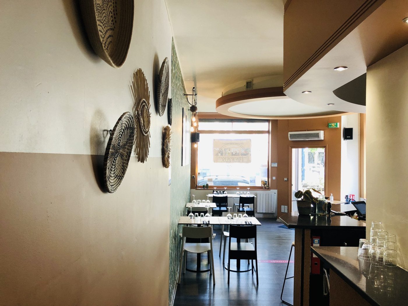 La salle du restaurant, vue depuis le bar vers la vitrine